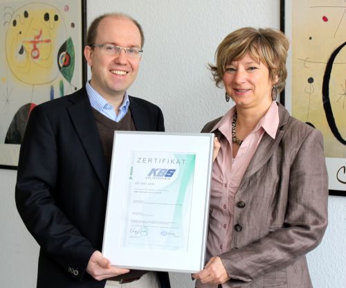 KBS Geschäftsführer Markus Schmitt schloss die QM-Zertifizierung gemeinsam mit Susanne Hüfner von der Hüfner Unternehmensberatung erfolgreich ab. Foto: KBS Kältetechnik